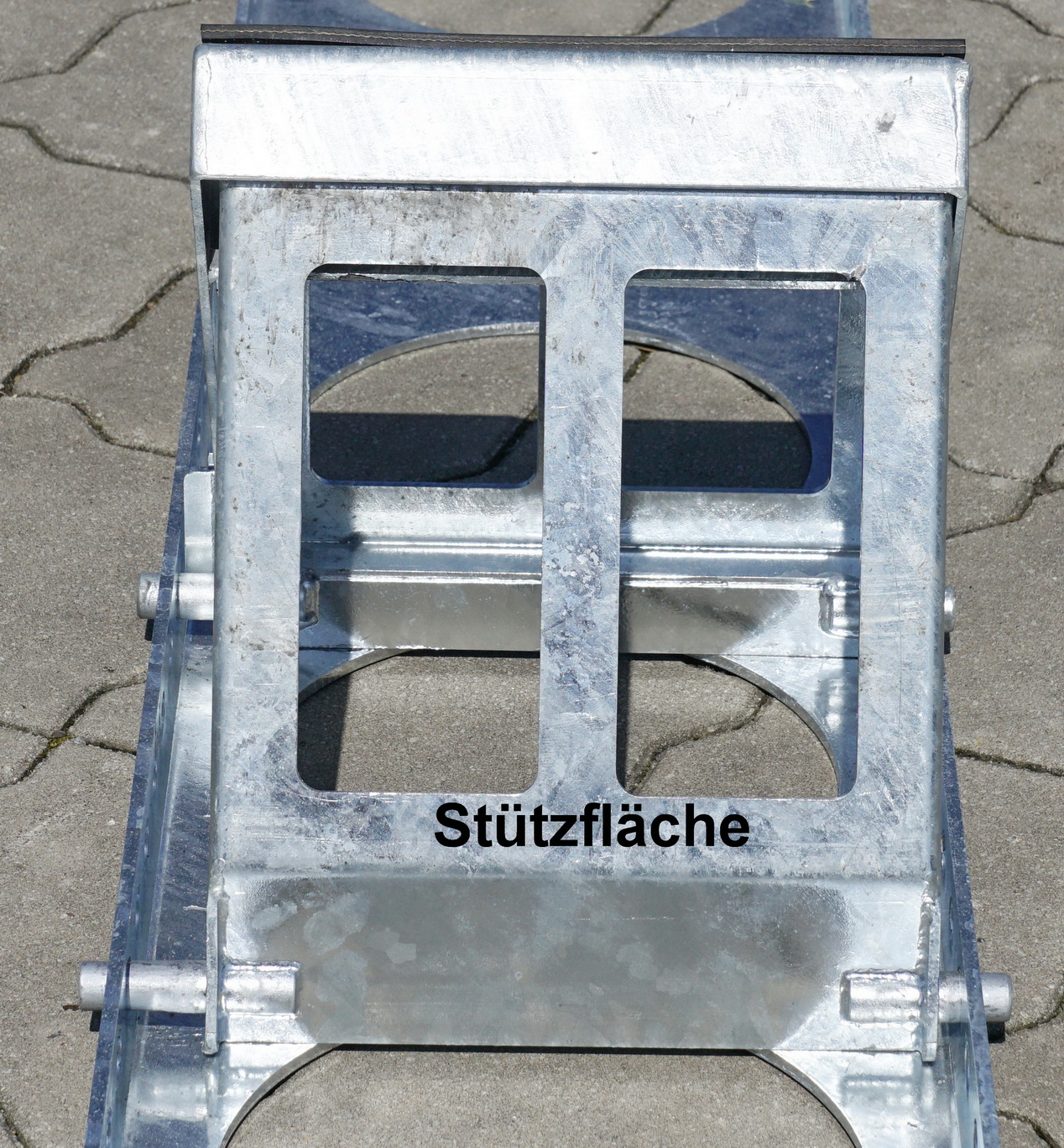 Stützfläche eines verzinkten Keils der verstellbaren Kabeltrommelsicherung